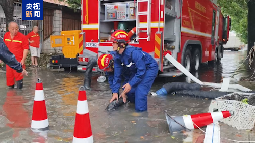 上海暴雨消防紧急排涝 居民<a href='http://www.crfgs.cn/shenghuo/' target='_blank'>生活</a>逐步恢复正常